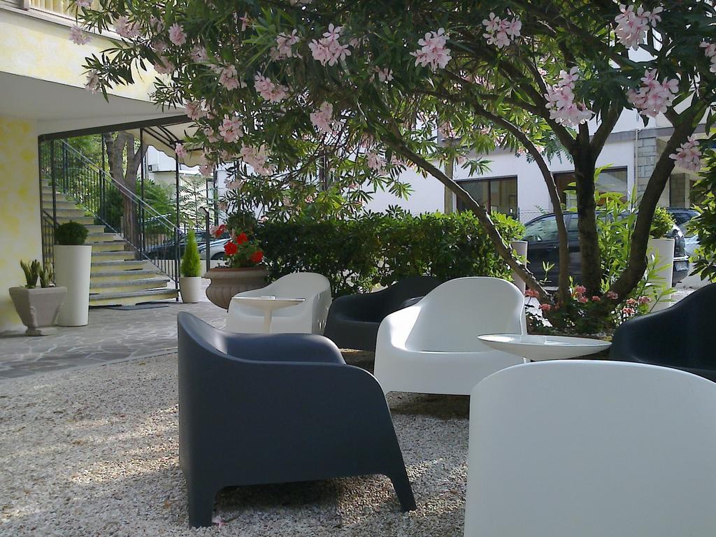 Hotel Augustus Μιλάνο Μαριτίμα Εξωτερικό φωτογραφία